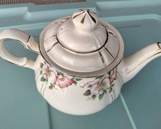Lot 27: Floral porcelain teapot with lid