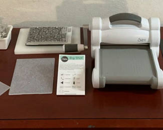 Lot 46: Sizzix Die Cutter for scrap booking
