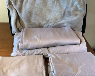 Lot 26: King size Bed Linens