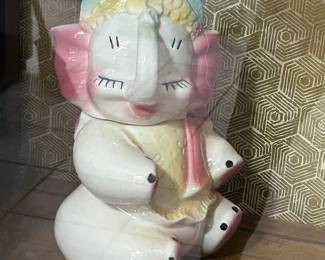 Adorable cookie jar