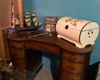 Nic curved front desk