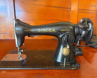 See video! Works! Vintage 1950s SINGER 15-91 Sewing Machine comes in table
