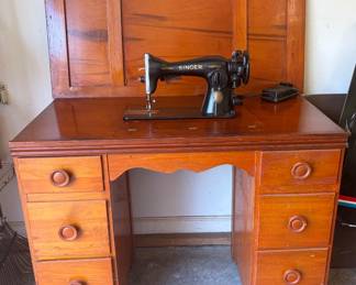 See video! Works! Vintage 1950s SINGER 15-91 Sewing Machine comes in table
