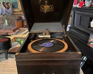 Victor Victrola  (the last one!) - needs a new spring,Vi