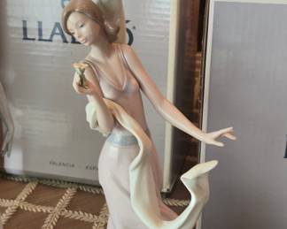 Lladro "Wind of Peace" Porcelain Figurine #6251