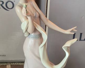 Lladro "Wind of Peace" Porcelain Figurine #6251
