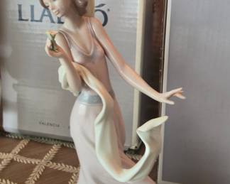 Lladro "Wind of Peace" Porcelain Figurine #6251