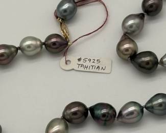 A gorgeous, gleaming Tahitian pearl necklace