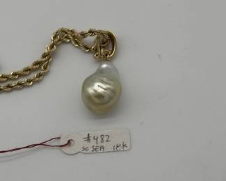 An 18k yellow gold and South Sea pearl pendant neckace