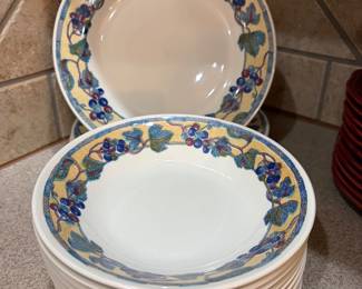 Pier 1 Angleterre Mosaic Grape China 16 pieces
