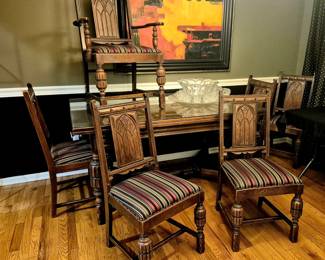 Antique furniture. Antique oak dining room table w/ 6 chairs and pull-out leaves