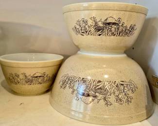 New pics!! Pyrex 3 pcs. Mushroom bowl set