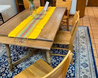 this cute vintage oak table seats 4 and has pull out ends to accommodate more 