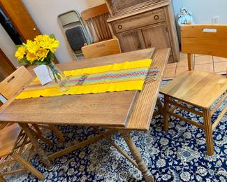 this cute vintage oak table seats 4 and has pull out ends to accommodate more 