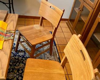 this cute vintage oak table seats 4 and has pull out ends to accommodate more 