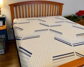 Arched slatted wood queen bed with like new Therapedic mattress set 