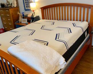 Arched slatted wood queen bed with like new Therapedic mattress set 