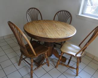 Round kitchen table with 4 chairs leaf makes it oval