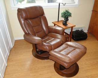 Ekornes style chair with ottoman