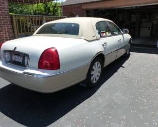 2005 Lincoln Town Car Limited With 105,201 miles