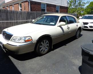 2005 Lincoln Town Car Limited With 105,201 miles