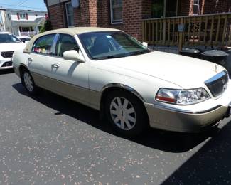 2005 Lincoln Town Car Limited With 105,201 miles