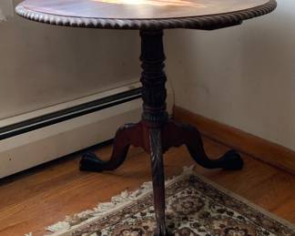 Tilt top pie crust table