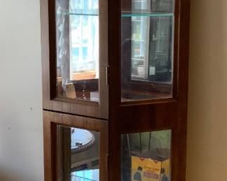 Illuminated display cabinet