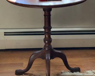 Pedestal table