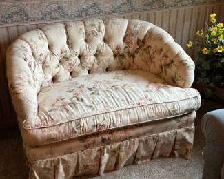 Tufted floral loveseat