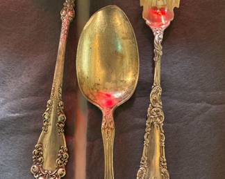 Serving flatware