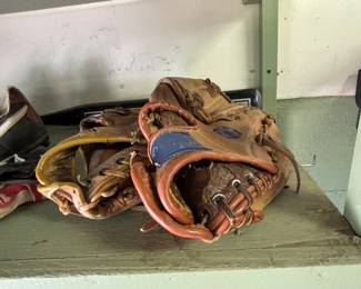 Baseball gloves 