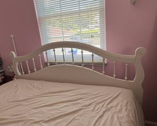 White Spindle Bed