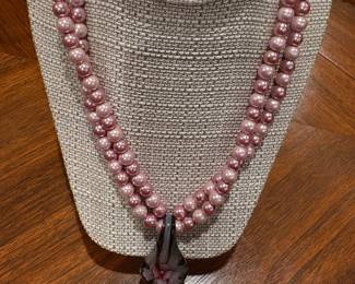 Faux pearls and glass pendant necklace