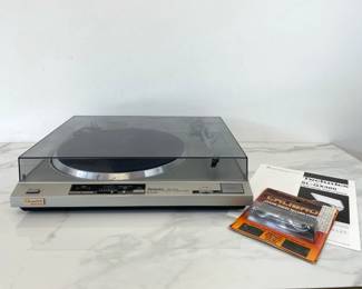 Lot 6320  Technics SLQX300 Turntable Record Player System