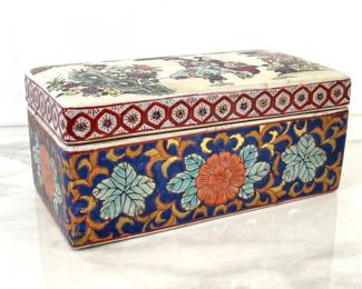 Lot 6250  Vintage Chinese Porcelain Trinket Box