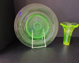 Lot 6496  Vintage Uranium Glass Serving Platter Vase