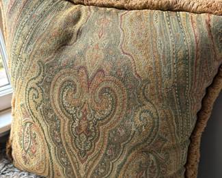 Occasional pillows with edging