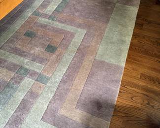 100% wool area rug - 8 x 10 - excellent condition