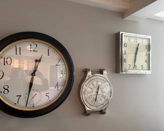 Large wall clocks 