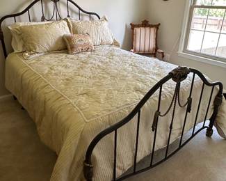 Like new queen bed