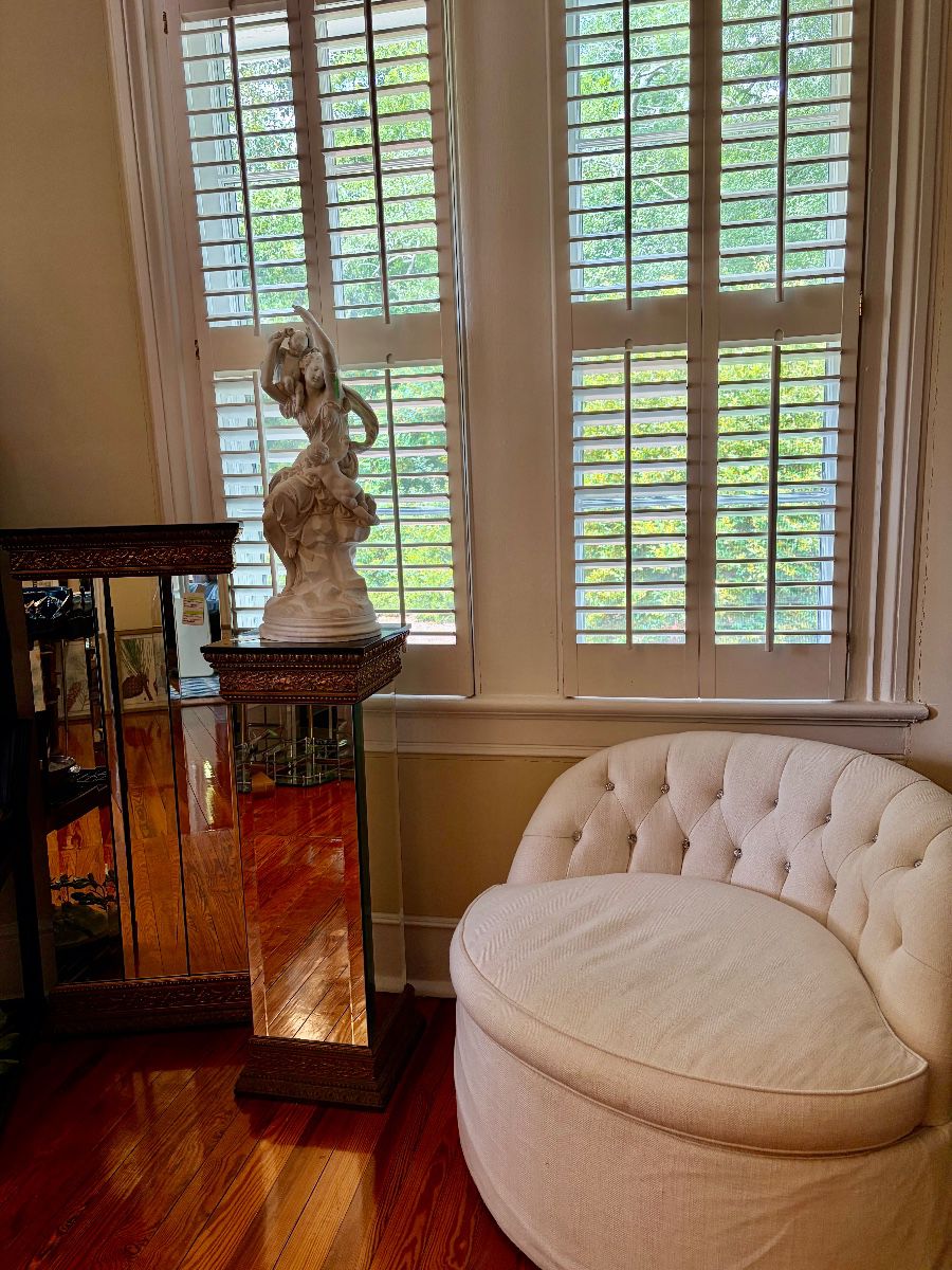 Mirror pedestal and boudoir chair