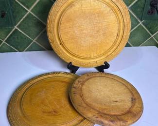 268 threevintagecarvedwoodenbreadboards