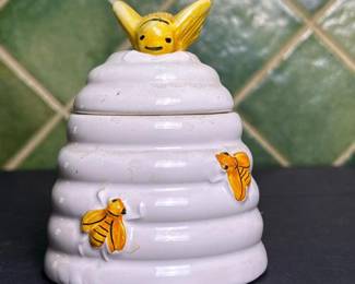 106 whiteceramicbeehivehoneypotjarwith