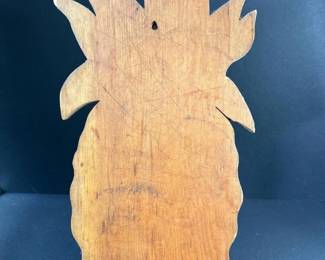 413 pineappleshapedwoodencuttingboard