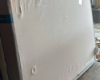 Lot 159: Tempur-Pedic Tempur-Cloud Mattress With Adjustable Base