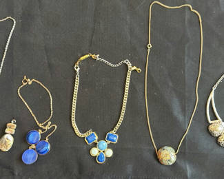Lot 211: Assorted jewelry set with abalone shell and blue stones