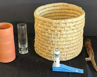 Lot 35: Nautical-themed decorative items set