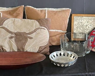 Lot 167: Longhorn bull head decorative pillow set with matching cushions and a red quilt/throw, plus tray and tabletop decor