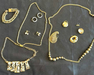 Lot 207: Gold-tone jewelry assortment
